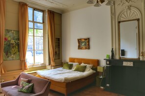 Deluxe suite, 1 queensize bed, uitzicht op de stad | Een kluis op de kamer, een strijkplank/strijkijzer