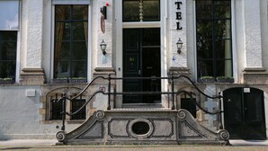Een historisch pand met een opvallend “HOTEL”-bord boven de ingang.