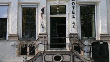 Vista frontal de la propiedad