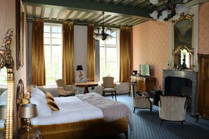 Grand suite, niet-roken | Een kluis op de kamer, een strijkplank/strijkijzer
