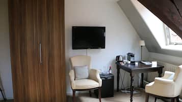 Habitación doble estándar, 1 cama Queen size | Caja de seguridad en la habitación y tabla de planchar con plancha