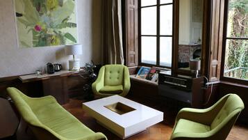 Deluxe-Suite, 1 Queen-Bett, Stadtblick | Wohnzimmer