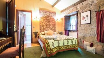 Basic Double or Twin Room, 1 Bedroom | Minibar, desk, laptop workspace, blackout drapes