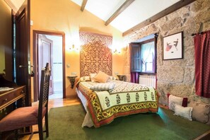 Quarto casal ou duplo básico, 1 quarto | Frigobar, escrivaninha, espaço de trabalho para notebook