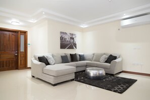 Interior detail - Luxury 3 Level Town House (Kingston)