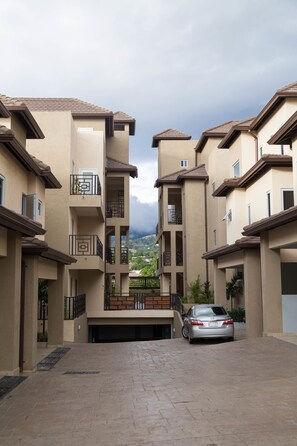 Exterior - Luxury 3 Level Town House (Kingston)