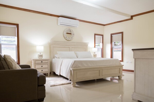 Luxury Townhome, Multiple Beds | Free WiFi - Luxury 3 Level Town House (Kingston)