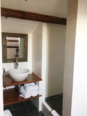 Room, Multiple Beds, Sea View (Romarin) | Bathroom | Towels