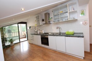 Appartamento, 2 camere da letto, vista mare | Cucina privata | Frigorifero, microonde, forno, piano cottura