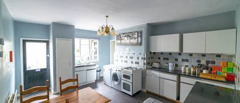 ハウス | 専用キッチン | 大型冷蔵庫、電子レンジ、オーブン、コンロ