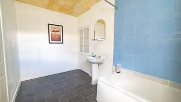 House | Bathroom | Combined shower/tub, free toiletries, hair dryer, towels