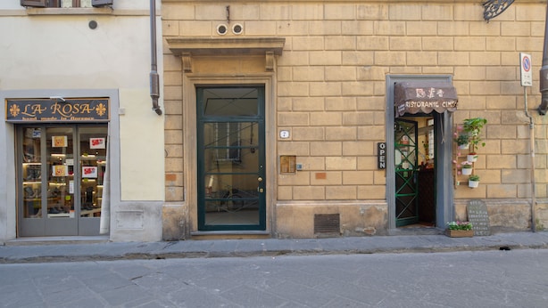 Un bâtiment dont la devanture porte l’inscription « LA ROSA » et qui abrite un restaurant appelé « RISTORANTE CINGI ».