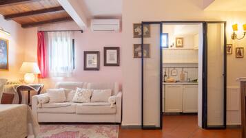 Comfort Apartment, 2 Bedrooms | Living area