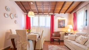Un coin repas avec une table et des chaises, un canapé et une lampe.
