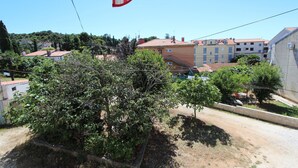 Zona residencial con casas, árboles y cielo despejado.