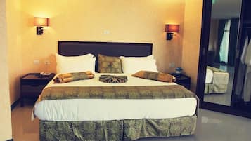 Een kluis op de kamer, een bureau, geluiddichte muren