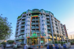 Fachada de la propiedad por la tarde o noche