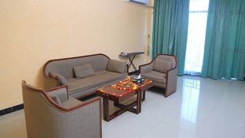 Suite | Een kluis op de kamer, een bureau, geluiddichte muren