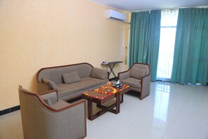 Phòng Suite | Két bảo mật tại phòng, bàn, phòng cách âm, bàn ủi/dụng cụ ủi quần áo 