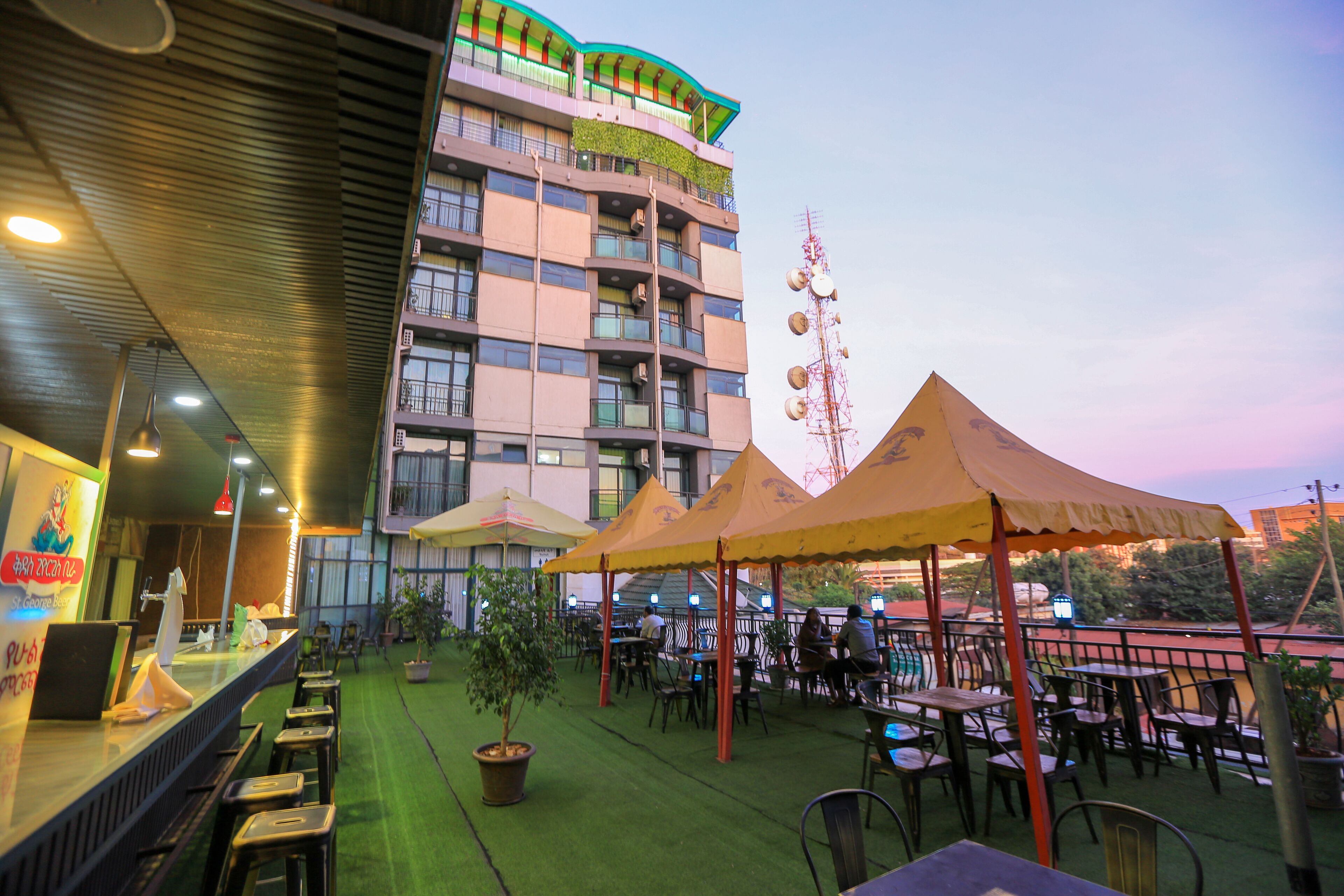 S'hi serveixen esmorzars, dinars i plats de cuina local i internacional 