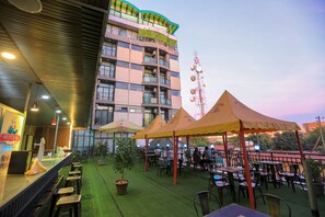 供应早餐、午餐和晚餐，本地与国际菜