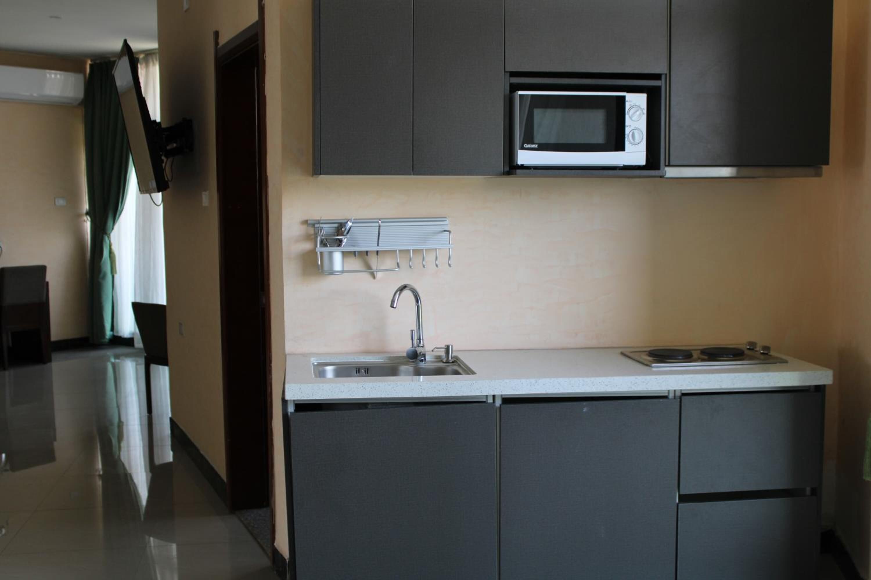 fridge, coffee/tea maker, electric kettle