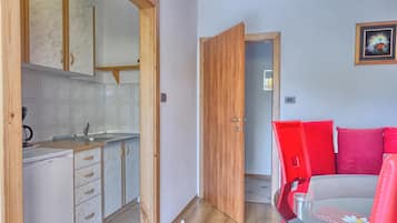 Apartment, 1 Bedroom, Non Smoking | Private kitchen | Fridge, oven, stovetop, coffee/tea maker