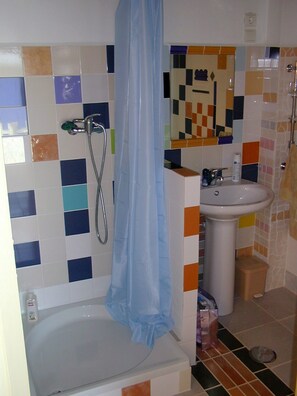 Séchoir à cheveux, serviettes fournies, savon, papier de toilette
