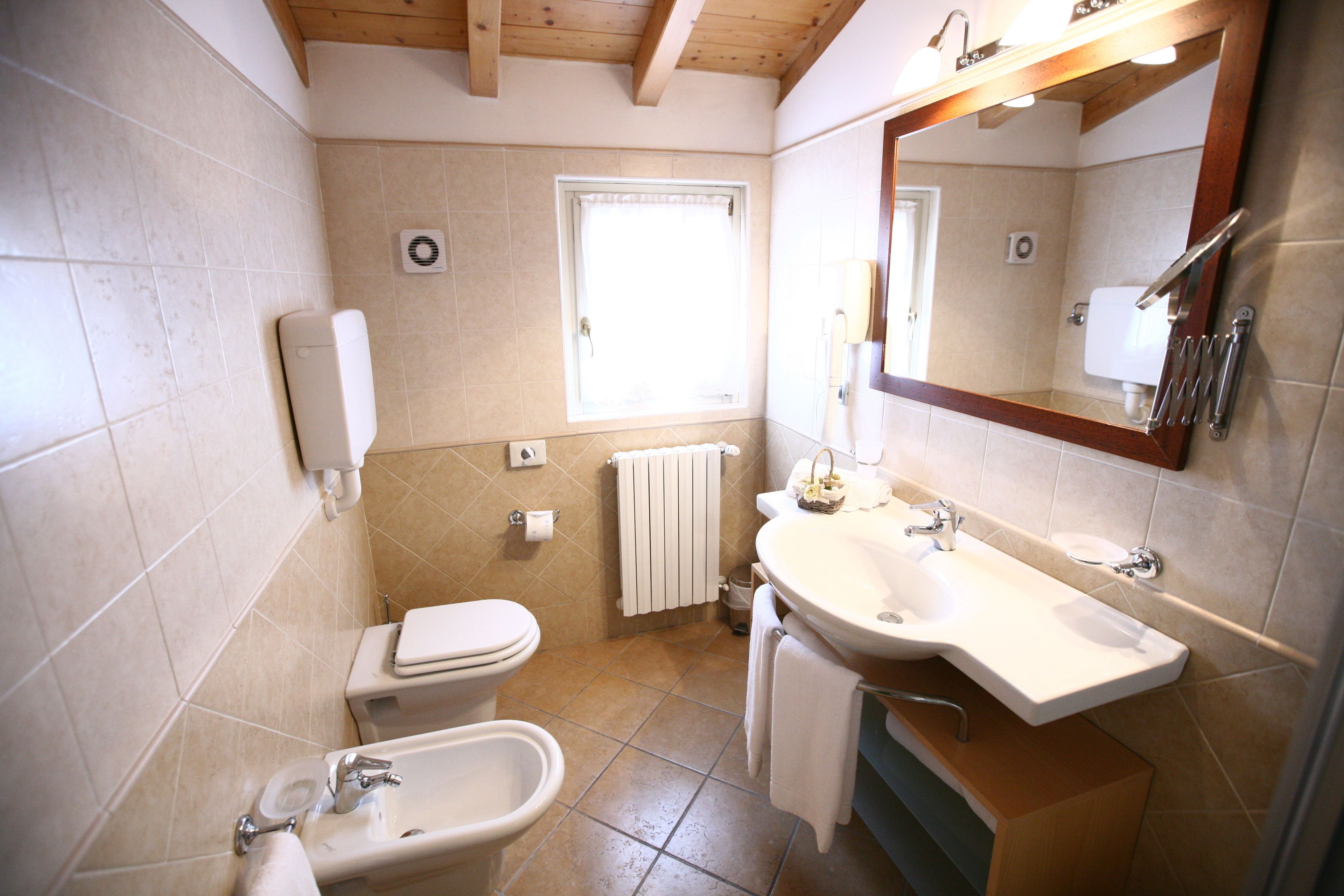comfort double room | bathroom | free toiletries, hair dryer, towels