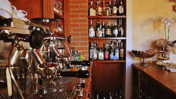 Bar (trong khuôn viên)