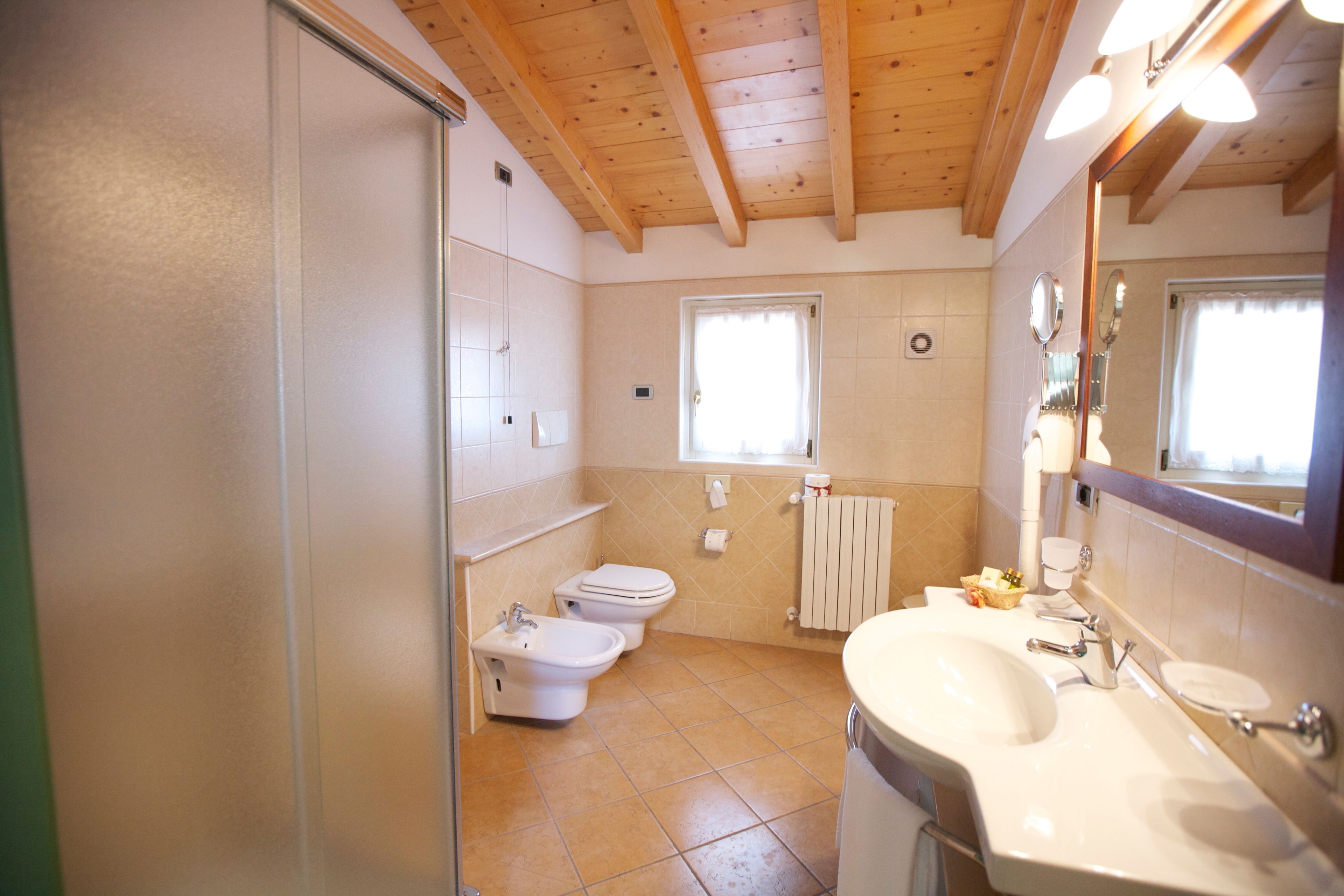 traditional single room | bathroom | free toiletries, hair dryer, towels