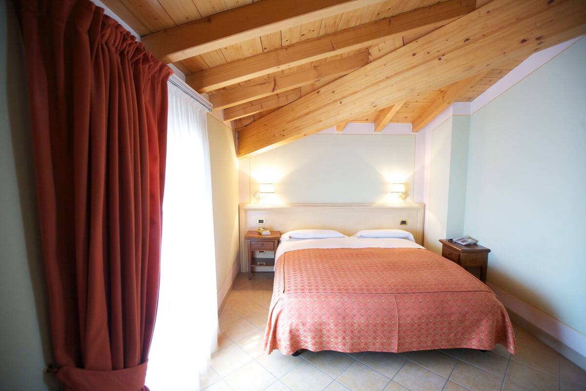 traditional single room | individually decorated, desk, soundproofing, cots/infant beds