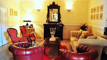 Coin salon dans le hall