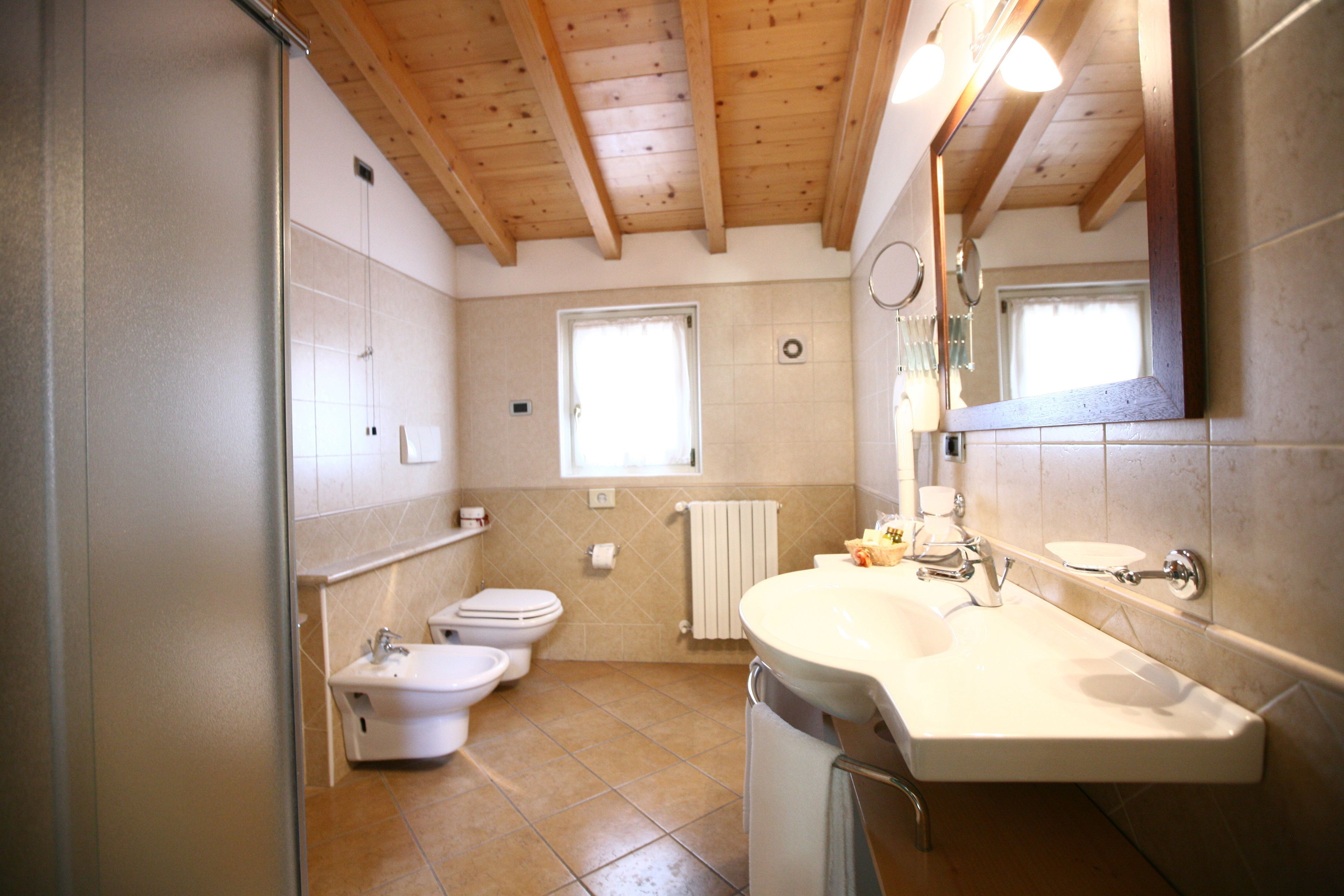 classic triple room | bathroom | free toiletries, hair dryer, towels