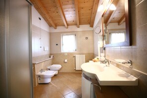 Tripla Classic | Bagno | Set di cortesia gratuito, asciugacapelli, asciugamani