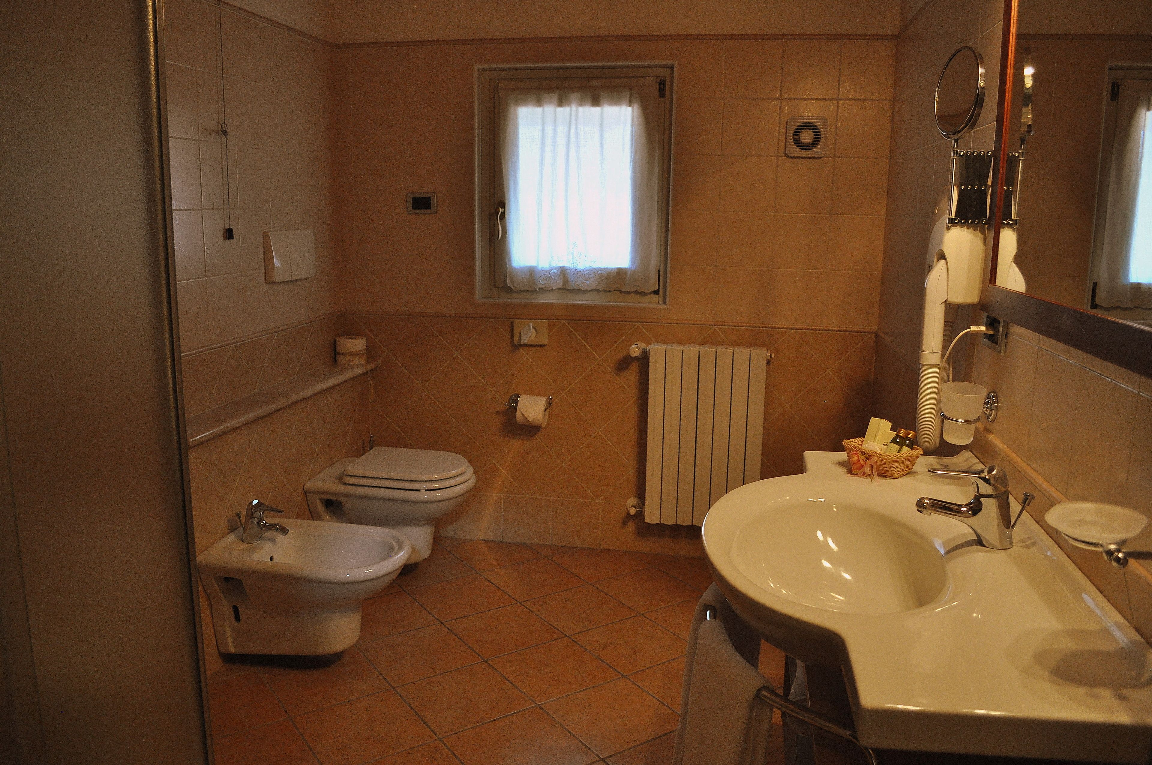 comfort double room | bathroom | free toiletries, hair dryer, towels
