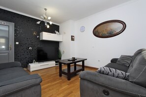 Apartamento, 2 quartos, terraço | Área de estar | TV de tela plana