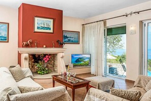 Villa, 3 Schlafzimmer, eigener Pool, Meerblick | Wohnbereich | Flachbildfernseher