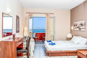 Villa, 3 Schlafzimmer, eigener Pool, Meerblick | 3 Schlafzimmer, kostenloses WLAN, Bettwäsche