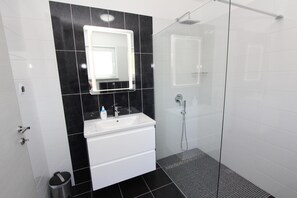 Apartment, 3 Bedrooms, Private Pool | Bathroom | Shower, hair dryer, bidet, towels - Apartment Karlo 2 (Rovinj)
