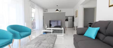 Departamento, 3 habitaciones, alberca privada | Sala de estar