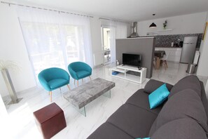Departamento, 3 habitaciones, alberca privada | Sala de estar