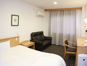 Deluxe Single Room, Non Smoking | Down duvets, desk, laptop workspace, blackout curtains