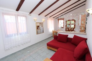 Apartemen, 1 kamar tidur, teras | Area keluarga | TV layar datar