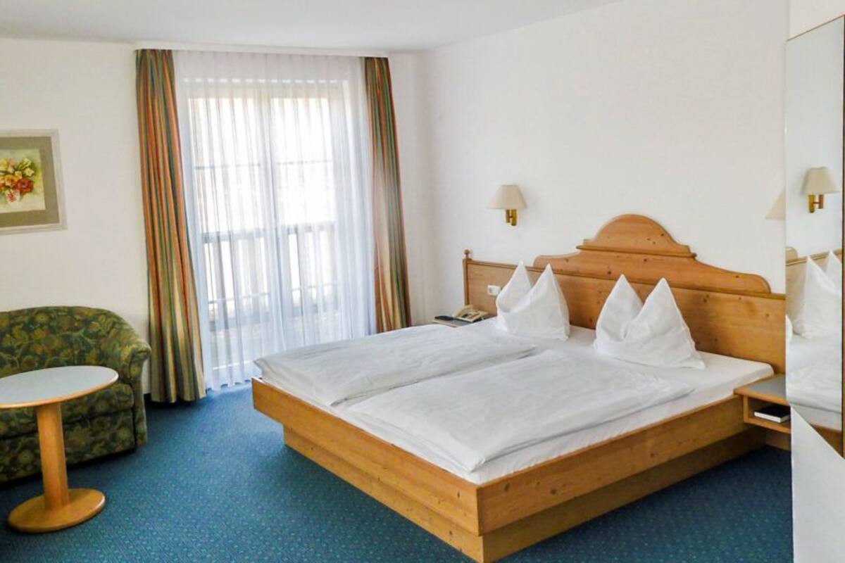 Suite | Cribs (surcharge), rollaway beds (surcharge), WiFi (free)