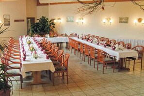 Colazione a buffet, servita tutte le mattine (6.0 EUR a persona)