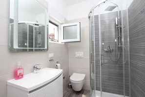 Studio | Bad | Dusj, hårføner og håndklær