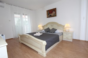 Dubbelrum - 1 queensize-säng | Gratis wi-fi och sängkläder