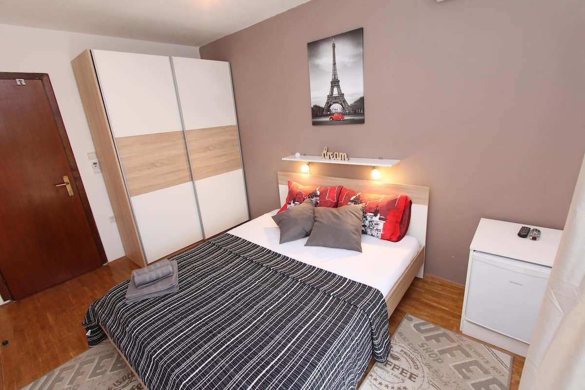 Camera doppia, 1 letto queen, balcone | Wi-Fi gratuito, lenzuola
