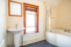 Apartment | Bathroom | Combined shower/tub, free toiletries, hair dryer, towels - Windsor Apartment with Parking (Bath)
